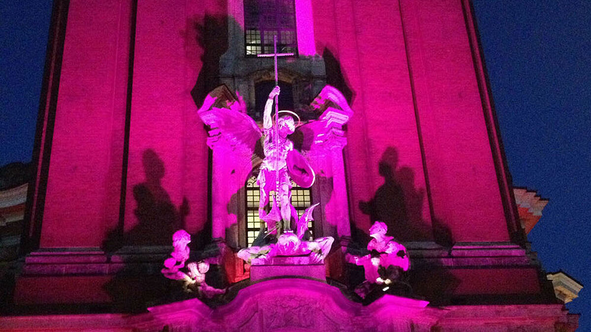 Zum Weltmädchentag 2013 leuchtete der Michel in Hamburg pink.