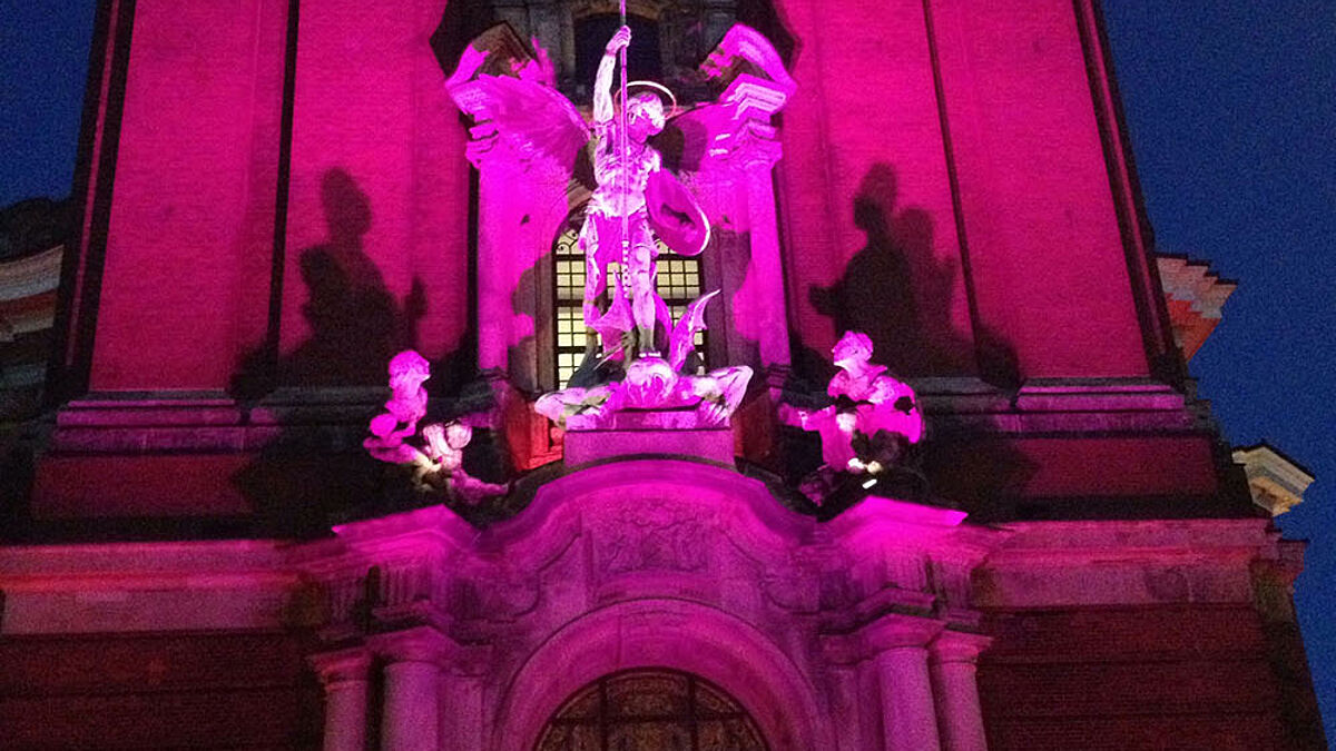 Der Hamburger Michel in leuchtenem Pink