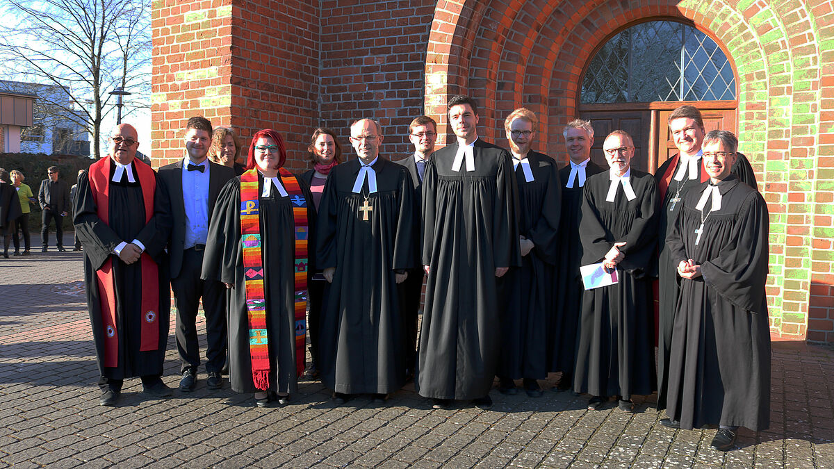 Ordination mit Bischof Gothart Magaard (6. v.l.) in Bad Segeberg