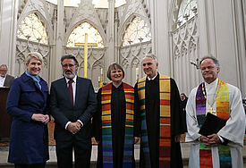 Ministerpräsidentin Manuela Schwesig, Künstler Ólafur Elíasson, die Dompastoren Beate Kempf-Beyrich und Dr. Tilman Beyrich und Bischof Tilman Jeremias (von links).