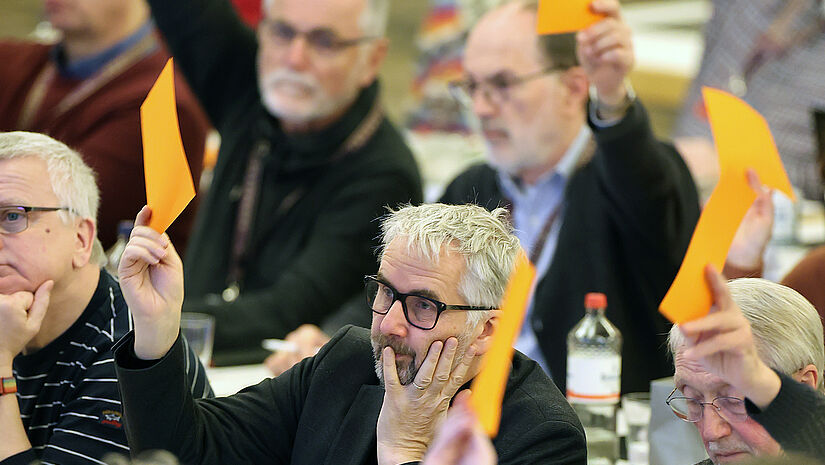 Abstimmung mit Handzetteln Abstimmung mit Handzetteln