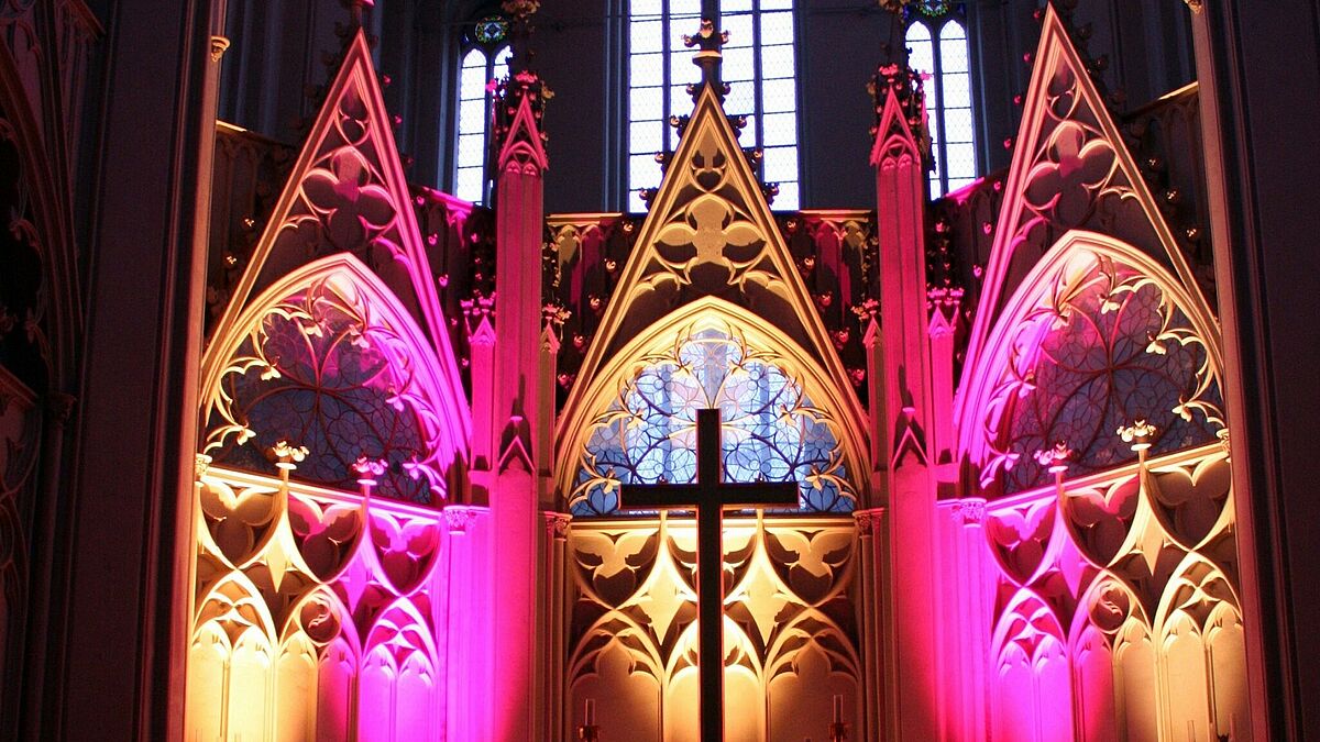 Der Greifswalder Dom, in farbiges Licht getaucht - die richtige Kulisse für die Konzertreihe "KlangFarben"