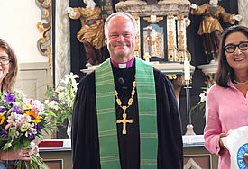 Beim Festgottesdienst in der Prerower Seemannskirche: (v.l.) Justizministerin Katy Hoffmeister, Bischof Tilman Jeremias und die Vorsitzende des Fördervereins, Susan Knoll, mit dem Engel-Shirt.