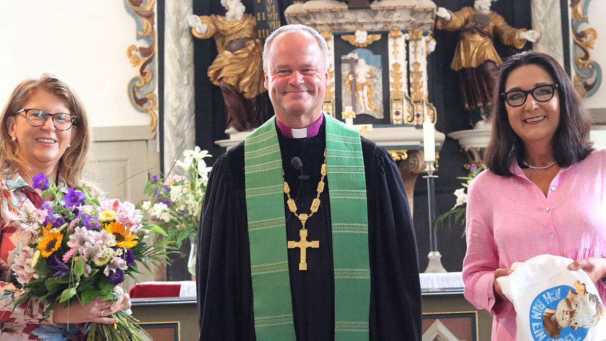 Beim Festgottesdienst in der Prerower Seemannskirche: (v.l.) Justizministerin Katy Hoffmeister, Bischof Tilman Jeremias und die Vorsitzende des Fördervereins, Susan Knoll, mit dem Engel-Shirt.