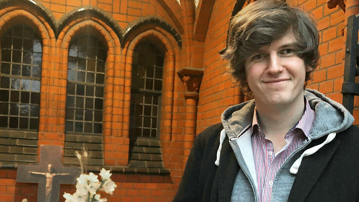 Vikar Jakob Pape in der Trauerkapelle der Kirchengemeinde St. Andreas Hamburg (am Grindel). Mit seinem Instagram-Account #mehralsnureinezahl bietet er Angehörigen von Corona-Verstor​benen die Möglichkeit zum Trauern.