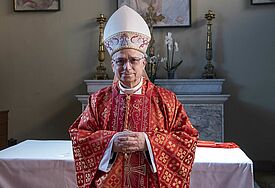 Porträt von als Papst Leo XIV. im roten Kardinalsornat