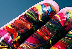hand mit Farben