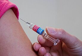 Impfspritze am Arm 