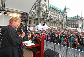 Bischöfin Kirsten Fehrs bei der Demonstration gegen Rechtsextremismus "Hamburg bekennt Farbe" auf dem Hamburger Rathausmarkt. Sie rief dazu auf, für die Demokratie und ihre Errungenschaften einzutreten. Foto: Stephan Wallocha, epd-bild