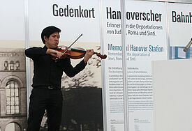 Seungwan Lee spielte Violinenstücke von Paul Hindemith zur Eröffnung des Info-Pavillions.