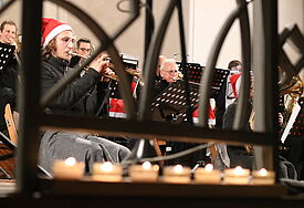 Bläsermusik bei Kerzenschein - die Musikerinnen und Musiker spielten auch im Greifswalder Dom.