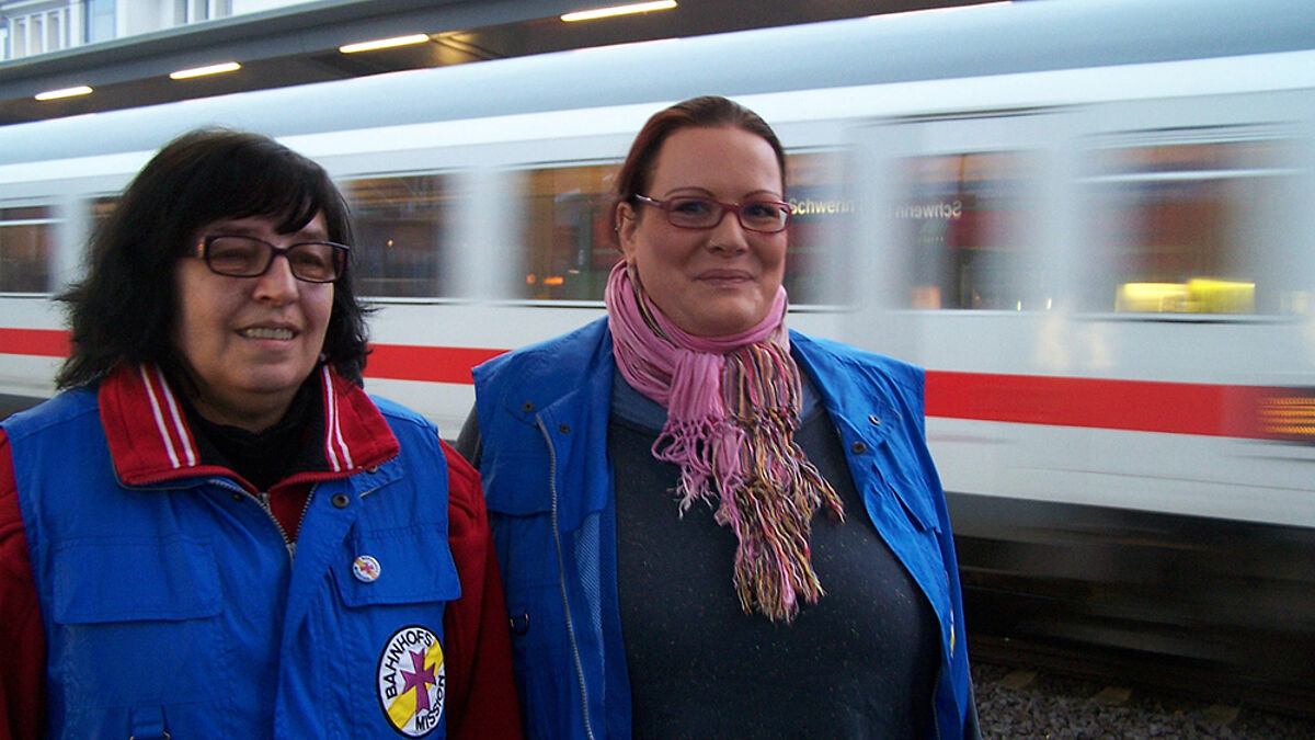 Sie helfen Reisenden am Bahnhof von Schwerin: Heike Sobanski (li.) und Nicole Ben Ali