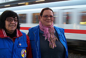 Sie helfen Reisenden am Bahnhof von Schwerin: Heike Sobanski und Nicole Ben Ali