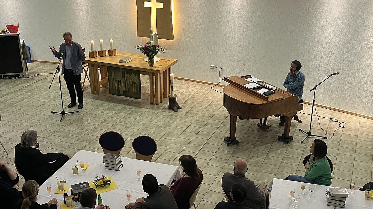 Bischof Tilman Jeremias im Austausch mit den Ehren- und Hauptamtlichen der Kirchenregion Neubrandenburg im Rahmen seines dem Dank gewidmeten Empfangs. © Albrecht Jax/Nordkirche