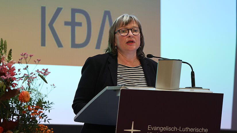 Renate Fallbrüg, Leiterin des KDA, erinnerte vor dem Plenum an die Anfänge und Weiterentwicklung des kirchlichen Fachdienstes. 