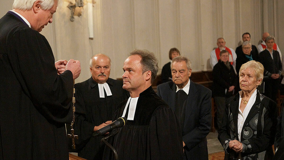 Bischof Tilman Jeremias erhielt heute (31. Oktober) aus den Händen von Dr. Karl-Hinrich Manzke, Landesbischof der Evangelisch-Lutherischen Landeskirche Schaumburg-Lippe, sein Amtskreuz  