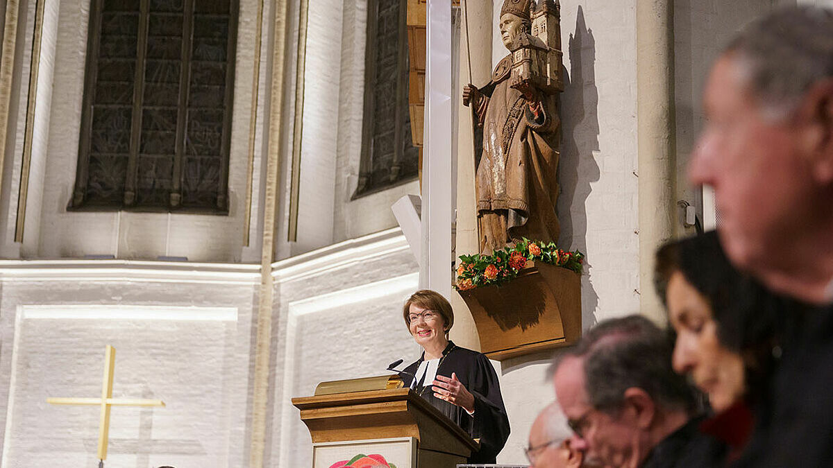 Landesbischöfin Kühnbaum-Schmidt predigte zur St.-Ansgar-Vesper in der Hauptkirche St. Petri in Hamburg direkt unter der Statue des ersten Bischofs der Hansestadt