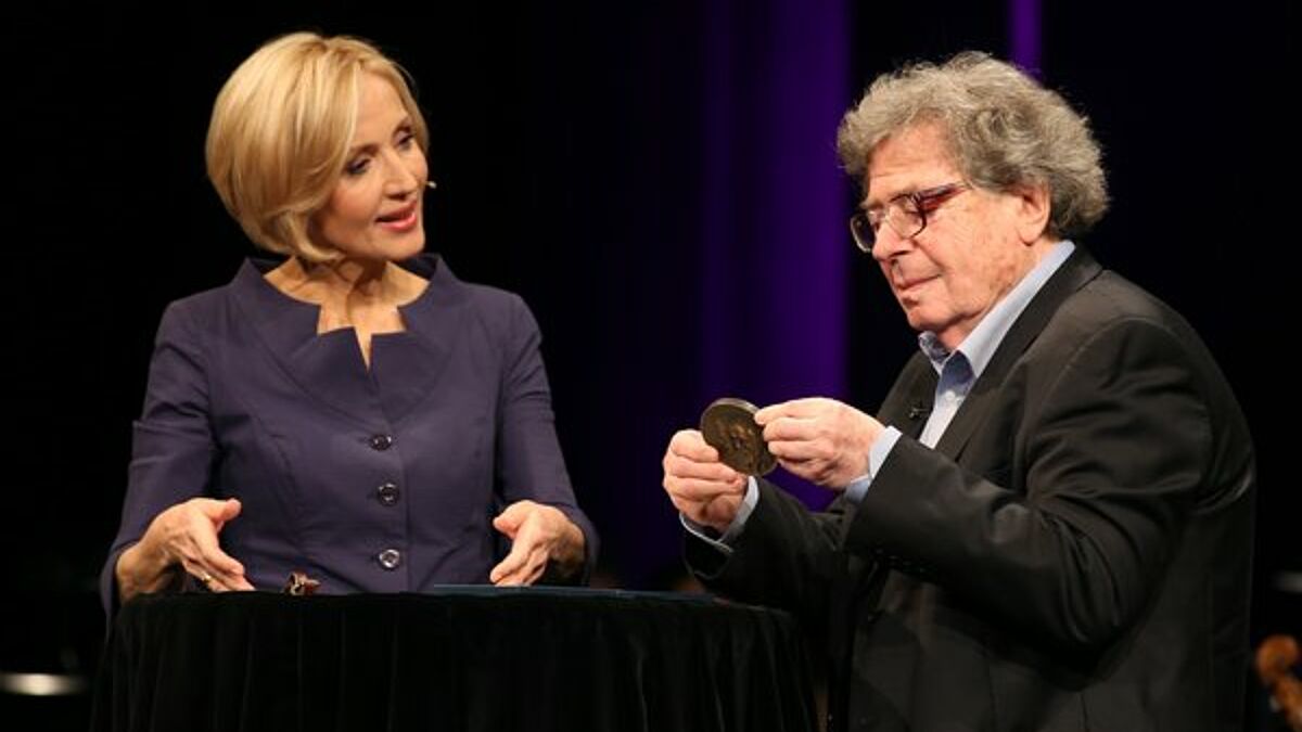 Der ungarische Schriftsteller György Konrád (Foto mit Moderatorin Petra Gerster) wurde wegen seines Engagements gegen Rassismus in Ungarn geehrt