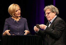 Der ungarische Schriftsteller György Konrád erhält die Buber-Rosenzweig-Medaille (Foto mit Moderatorin Petra Gerster). Der 80-jährige Romancier und Essayist wurde vor allem wegen seines Engagements gegen Rassismus in Ungarn geehrt. © epd/Wollocha