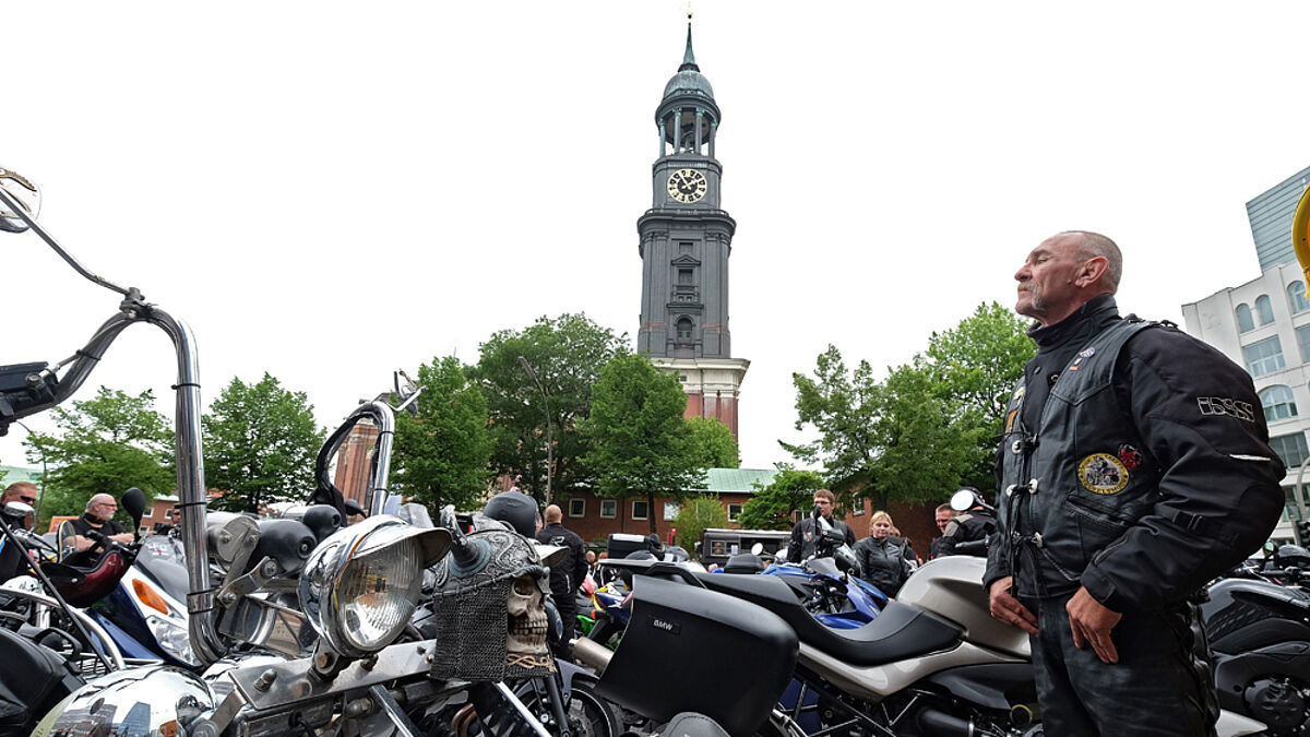 Helm ab zum Gebet: 27.000 Biker kamen zum MOGO nach Hamburg