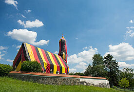 Oberbayerische Kirche in Fussballfan-Tracht