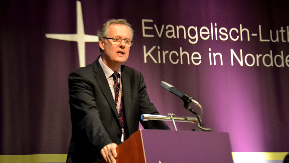 Propst Dr. Karl-Heinrich Melzer brachte das Kirchengesetz zur Änderung pfarrrechtlicher Vorschriften in die Landessynode ein
