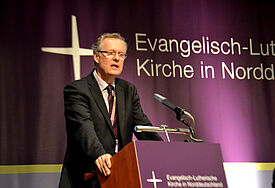 Propst Dr. Karl-Heinrich Melzer sprach zum Kirchengesetz zur Änderung pfarrrechtlicher Vorschriften vor der Landessynode