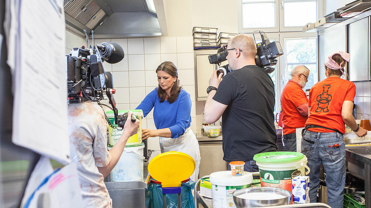 Der NDR dreht im "Treffpunkt Suppenküche" in Bad Doberan für die Reihe "Klosterküche".