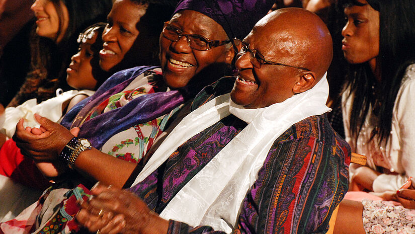 Desmond Tutu neben seiner Frau bei der Vorstellung seines Buches im Jahr 2011.