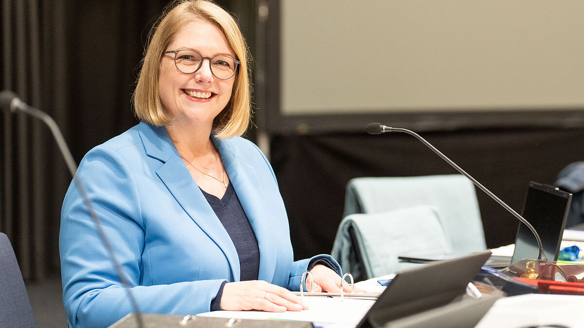 "Jede und jeder von uns ist eine kleine Demokratiezelle. In Vereinen, am Küchentisch, auf dem Schulhof: Wenn es in eine falsche Richtung geht, müssen wir widersprechen. Laut und verständlich. Das ist unbequem, aber unsere Pflicht", findet unsere Präses Anja Fährmann. 