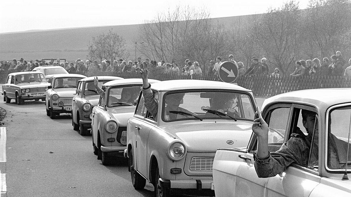 In den Morgenstunden des 10. November 1989 überqueren tausende DDR-Bürger die innerdeutsche Grenze. Am Abend zuvor war die Grenzöffnung verkündet worden.