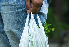 Plastiktüte mit Lebensmitteln