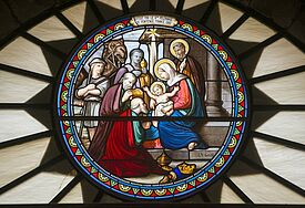 Glasfenster mit Darstellung der Heiligen drei Könige, die das Jesuskind besuchen, in der Geburtskirche in Bethlehem im Westjordanland.