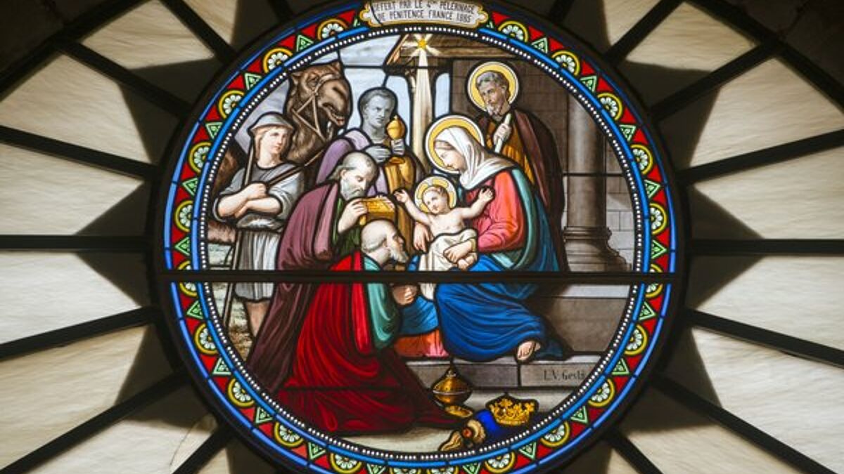 Glasfenster mit Darstellung der Heiligen drei Könige, die das Jesuskind besuchen, in der Geburtskirche in Bethlehem im Westjordanland.