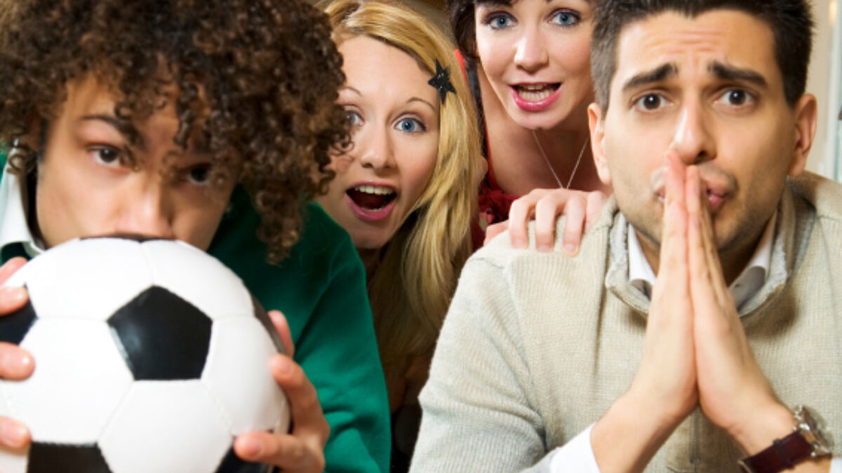 Fußballfans bangen mit ihrer Mannschaft (Symbolbild).