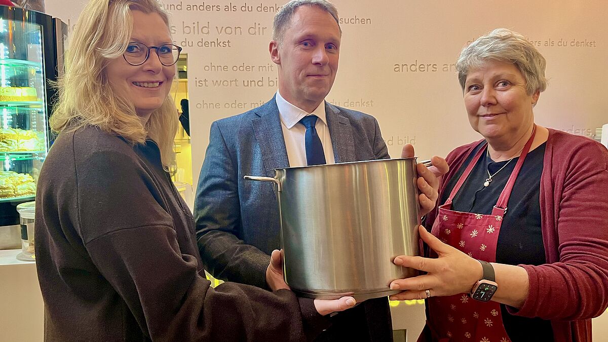 Die Vorbereitungen für das 2. Wintercafé in St. Petri laufen: Ulrike Scholderer (links), gemeinsam mit Peter Adam, Geschäftsführer der ARAN Holding GmbH, und Andrea Flint vom Petri-Café. 
