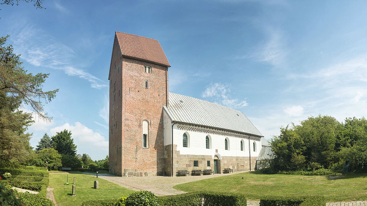 Die St. Severin-Kirche in Keitum auf Sylt. Der Legende nach soll der Dänenkönig Knut der Große (ca. 995-1035) Geld und Steine zum Bau einer Kirche in Keitum gegeben haben. Gesichert ist die erste urkundliche Erwähnung der Kirche im Jahre 1240.