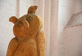 Die Holzskulptur "Eule der Minerva" von Bettina Thierig steht noch bis zum 12. Juli in St. Petri in Lübeck, soll nun aber versteigert werden.