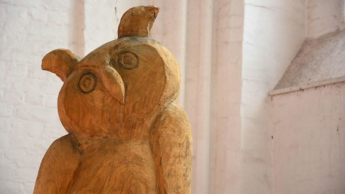 Die Holzskulptur "Eule der Minerva" von Bettina Thierig steht noch bis zum 12. Juli in St. Petri in Lübeck, soll nun aber versteigert werden.