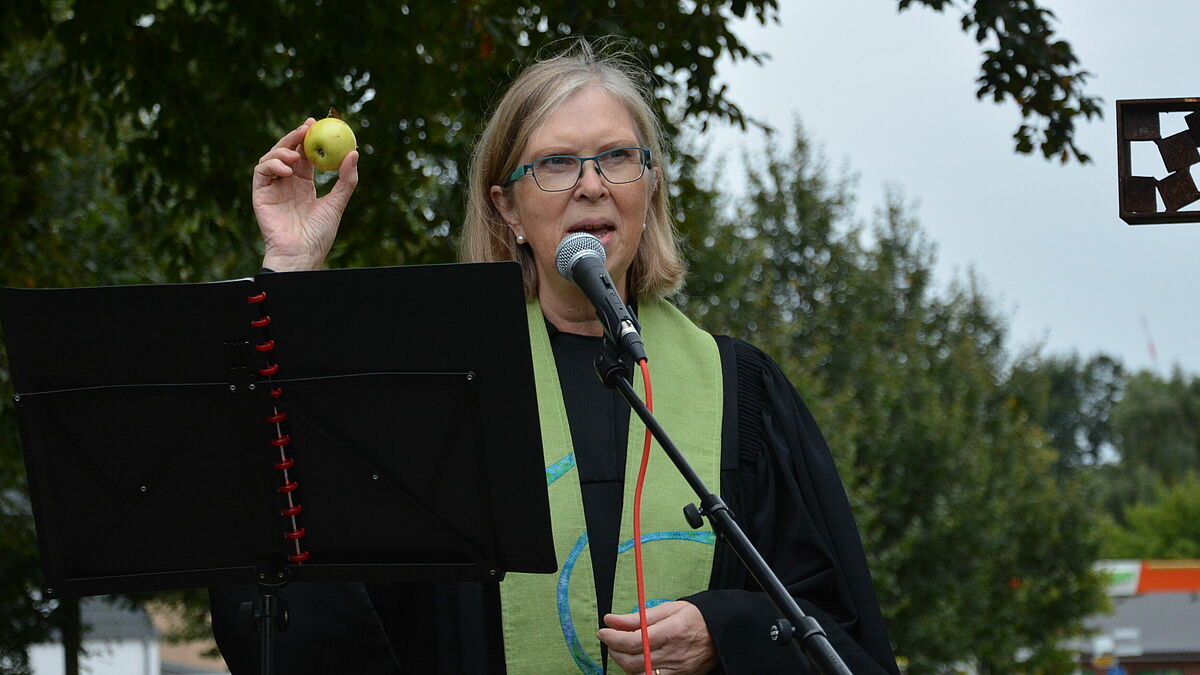 Pastorin Anja Kapust erinnert in ihrer Predigt eindringlich an die Verantwortung, die wir Menschen gegenüber unserer Umwelt haben. Ihre Gemeinde ist seit dem Wochenende ökofaire Kirchengemeinde. 