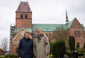 Christel Happach-Kasan, Mitglied des Kirchengemeinderates, und Domprobst Gert-Axel Reuß freuen sich über den erfolgreichen Verlauf der Sanierungsarbeiten.