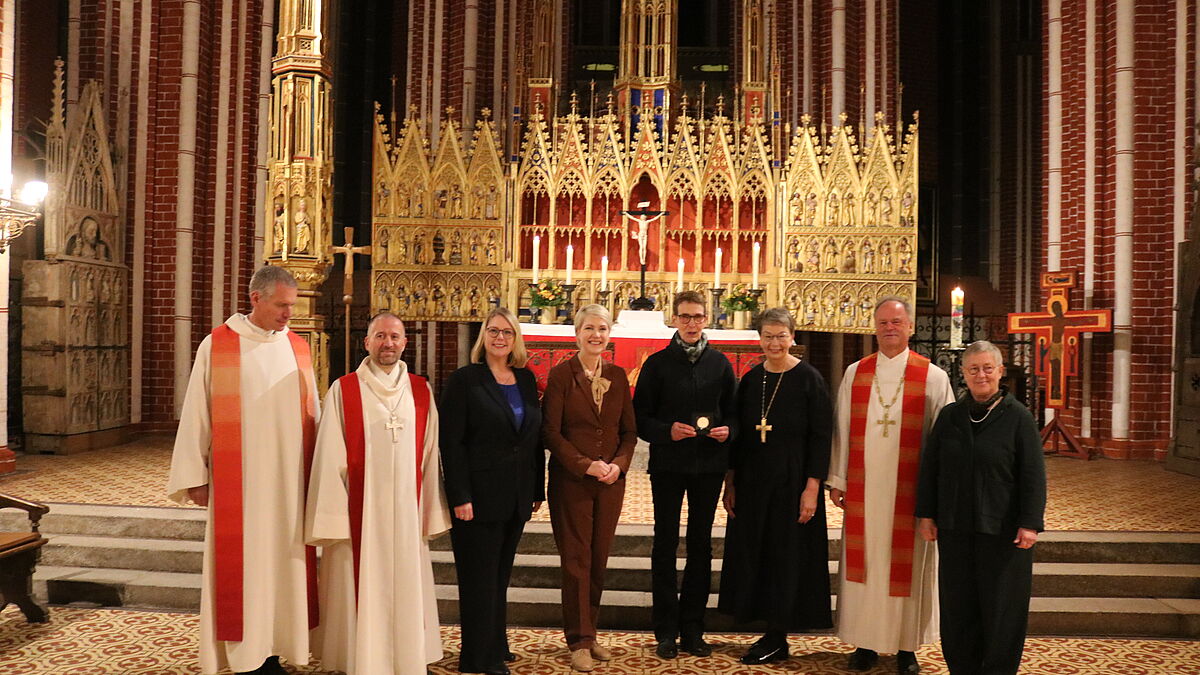 Gäste und Mitwirkende am Gottesdienst beim Reformationsempfang im Bad Doberaner Münster: Pastor Volkmar Seyffert, Propst Dirk Fey, Präses Anja Fährmann, Ministerpräsidentin des Landes Mecklenburg-Vorpommerns Manuela Schwesig, die Preisträgerin Barbara Niehaus, Landbischöfin Kristina Kühnbaum-Schmidt, Bischof Tilman Jeremias und Vizepräses Elke König (v.l.n.r.). @Marlene Nürnberger/Nordkirche  