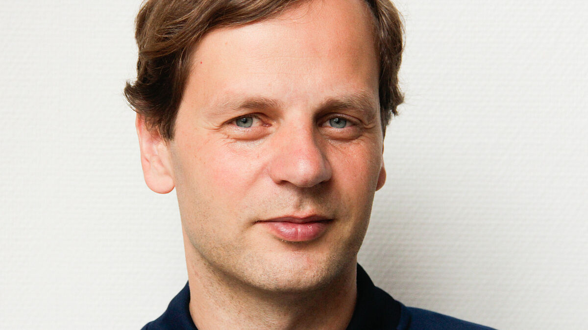Jan Simowitsch fährt mit dem Rad von Konzert zu Konzert. Die Einnahmen der Auftritte fließen an die Organisation Primaklima.