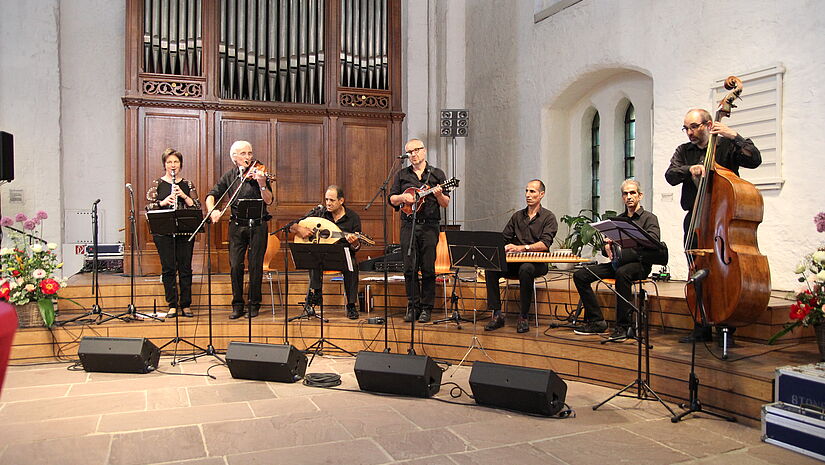 Ensemble von sieben Personen macht Musik