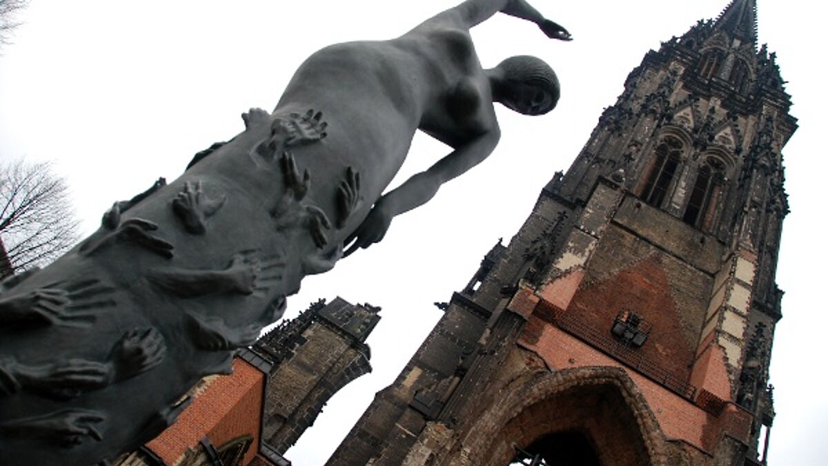 Der Turm der 1943 zerstörten evangelischen Hauptkirche St. Nikolai in Hamburg mit der Bronzeplastik "Erden Engel" von Edith Breckwoldt, 2003, am 7.3.2008. Die vierthöchste Kirche der Welt brannte im Hamburger Feuersturm aus und ist heute Mahnmal für die Opfer von Krieg und Gewalt. Ein Dokumentationszentrum in der Krypta zeigt internationale Ausstellungen zur europäischen Geschichte. Bei den alliierten Bombenangriffen im Sommer 1943 wurden circa 35.000 Hamburger getötet. St. Nikolai als höchster Turm der Stadt diente den Bomberpiloten damals als Zielpunkt.