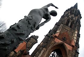 Hamburg mit der Bronzeplastik "Erden Engel" von Edith Breckwoldt. Die vierthöchste Kirche der Welt brannte im Hamburger Feuersturm aus und ist heute Mahnmal für die Opfer von Krieg und Gewalt