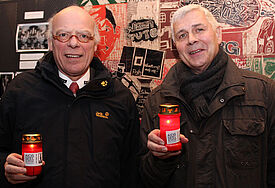 Landesbischof Gerhard Ulrich (links) mit Pastor Detlev Gause (Aids-Seelsorge) beim "Candle-Light-Walk" in St. Georg.