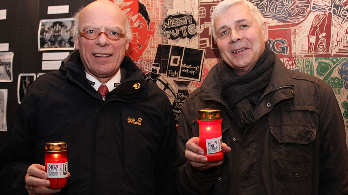 Landesbischof Gerhard Ulrich (links) mit Pastor Detlev Gause (Aids-Seelsorge) beim "Candle-Light-Walk" in St. Georg.