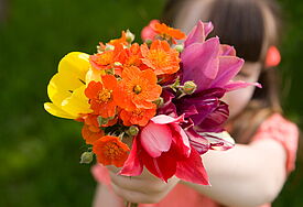 Kind mit Blumenstrauß.