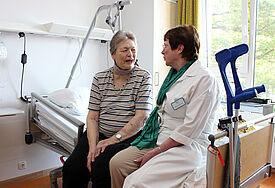 Immer ein offenes Ohr: Die Grüne Dame Rita Tostmann im Gespräch mit Patientin Gerda Bubbers